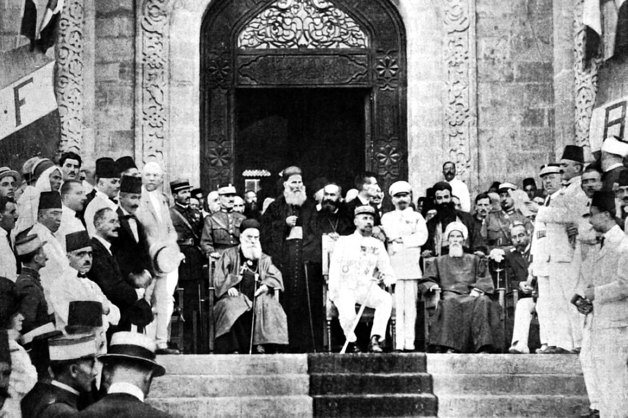 الصورة : 1926 إعلان قيام الجمهورية اللبنانية، وذلك بعد إقرار مجلس الممثلين للدستور.