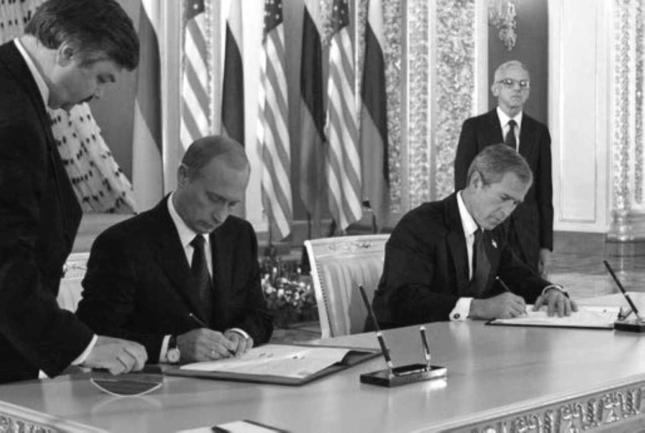 الصورة : 2002 روسيا والولايات المتحدة توقعان معاهدة خفض الهجوم الاستراتيجي في موسكو.