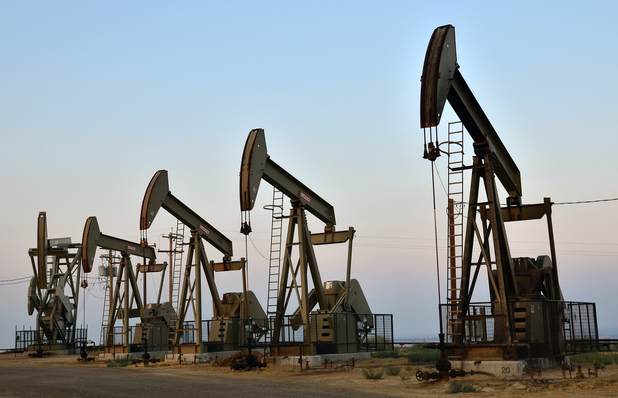 تراجع النفط وسط الضبابية المحيطة بالديون الأمريكية