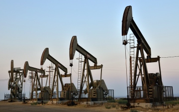 الصورة: الصورة: تراجع النفط وسط الضبابية المحيطة بالديون الأمريكية