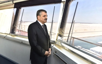 الصورة: الصورة: رئيس هيئة قناة السويس يعلن نجاح تعويم السفينة الجانحة