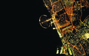 الصورة: الصورة: «سيلفي الفضاء».. دبي تتوهَّج بعدسة النيادي