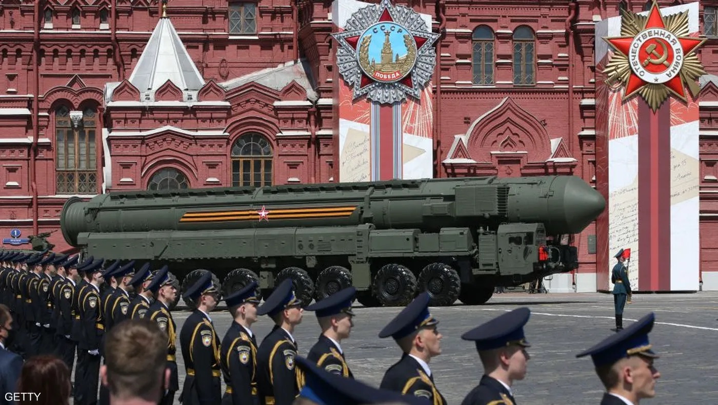 رئيس روسيا البيضاء يعرض أسلحة نووية على الجميع!!