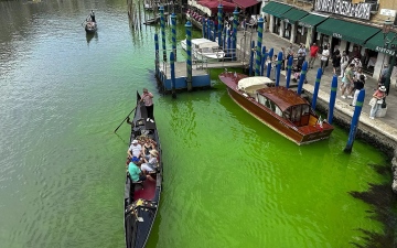 الصورة: الصورة: سائل مجهول يحوّل مياه «قنال البندقية» إلى الأخضر