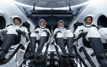 الصورة: الصورة: عودة رائدي الفضاء السعودييْن إلى الأرض بعد رحلة 9 أيام لمحطة الفضاء الدولية