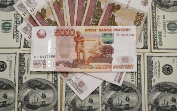 الصورة: الصورة: انخفاض طفيف للدولار مقابل الروبل في بورصة موسكو