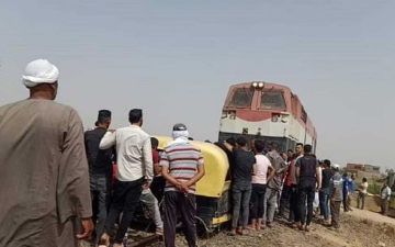 الصورة: الصورة: بينهم أطفال.. وفاة 6 أشخاص باصطدام قطار ومركبة في مصر