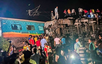 الصورة: الصورة: العدد مرشح للارتفاع .. 207 قتلى حصيلة حادث القطارات في الهند