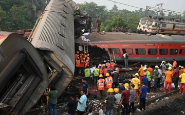 الصورة: الصورة: انتهاء أعمال الإنقاذ وبدء إزالة حطام حادث القطارين الكارثي في الهند