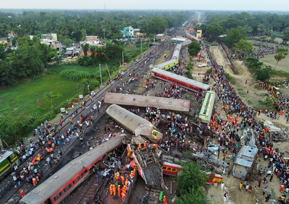 السلطات الهندية تبدأ إصلاح خطوط السكك الحديدية بعد وقوع حادث دموي يوم الجمعة