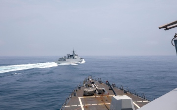 الصورة: الصورة: البحرية الأمريكية تنشر تسجيلاً لمرور غير آمن لسفينة حربية صينية أمام مدمرة أمريكية