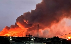 الصورة: الصورة: اندلاع حريق ضخم بمحيط قاعدة عسكرية في السودان