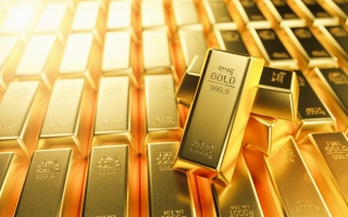 الذهب يتألق مع هبوط الدولار والمتعاملون يترقبون مؤشرات الفائدة