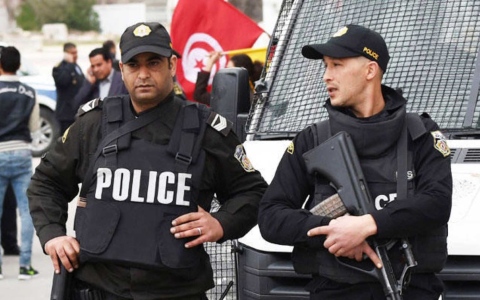 الصورة: الصورة: شرطة تونس تحقق في مقتل زوجين وابنتهما ذبحاً