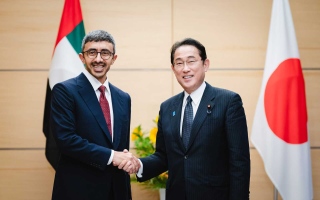 عبد الله بن زايد ورئيس وزراء اليابان يبحثان الشراكة الاستراتيجية بين البلدين