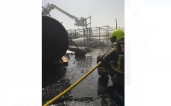 الصورة: الصورة: دفاع مدني دبي يسيطر على حريق في مستودع مواد بناء