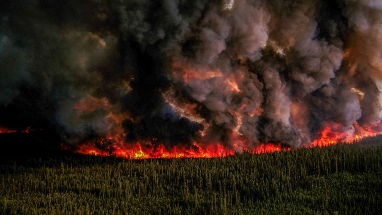 الحرائق تستعر في كندا وقد تستمر طوال الصيف