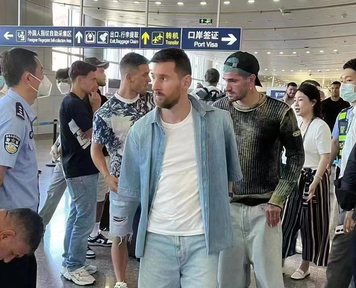 تفاصيل إيقاف السلطات الصينية للنجم الأرجنتيني ميسي في مطار بكين (فيديو)