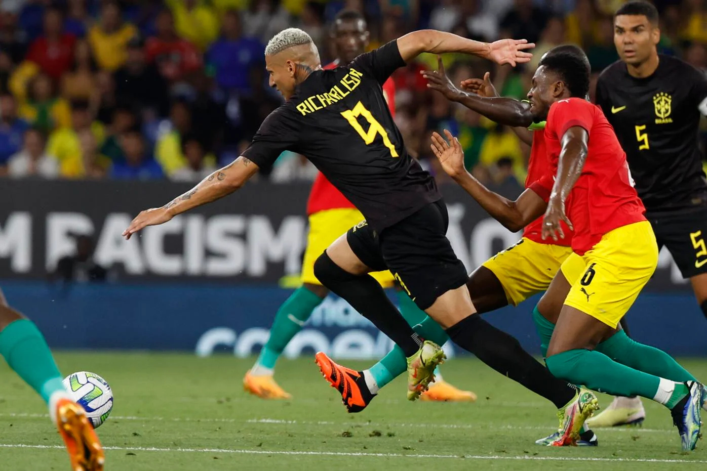 البرازيل تسحق غينيا 4-1 في مباراة لمكافحة العنصرية