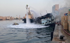 الصورة: الصورة: السيطرة على حريق قارب خشبي بدبي دون إصابات أو وفيات