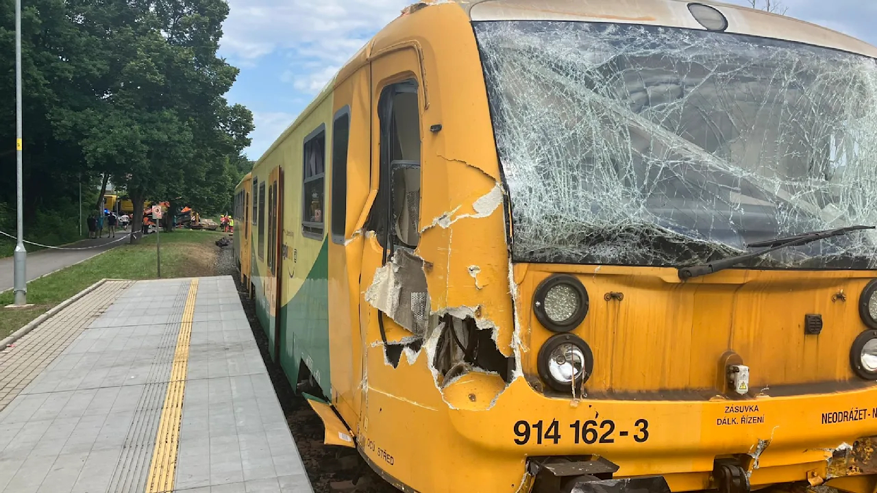 إصابة 21 راكباً جراء تصادم بين قطار وحافلة في التشيك