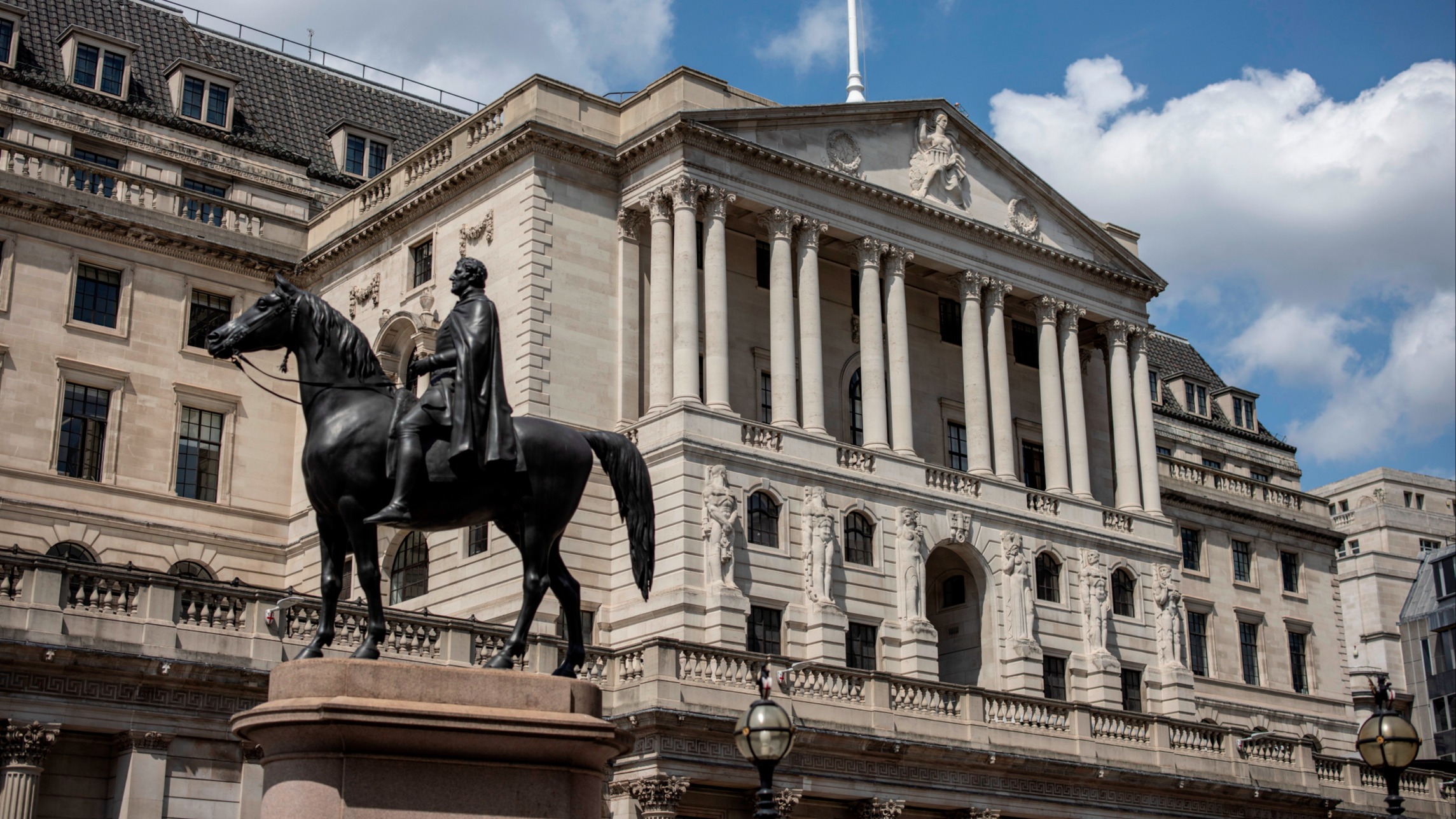 بنك انجلترا يرفع معدل الفائدة لأعلى نسبة منذ 15 عاماً