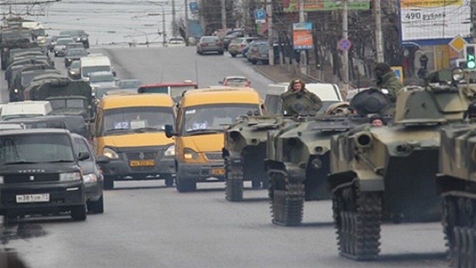 مدرعات ودبابات أمام مقر القيادة العسكرية الجنوبية في روستوف على خلفية 