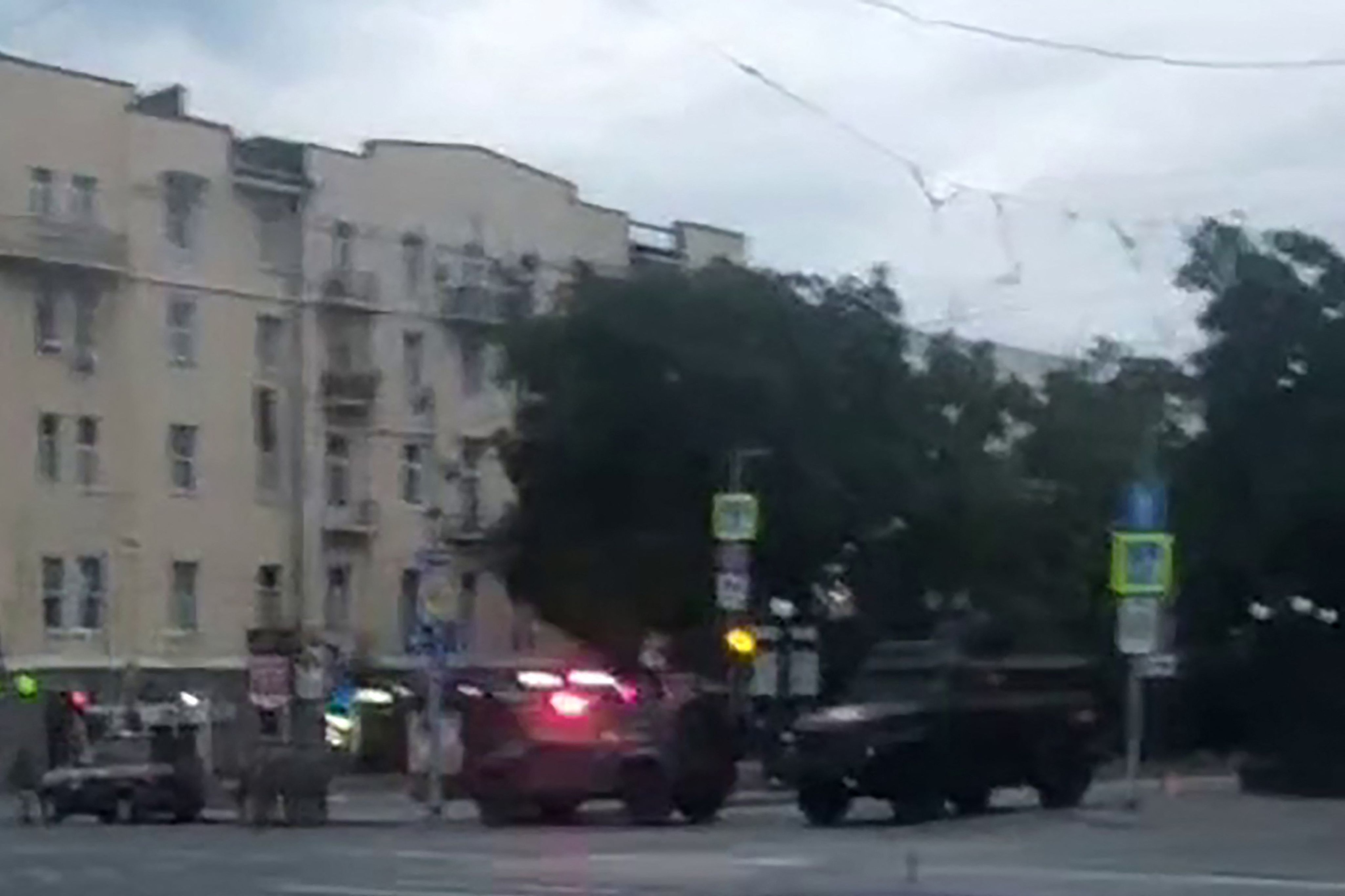 نشر مركبات نقل جنود مدرعة أمام مقر البرلمان الروسي