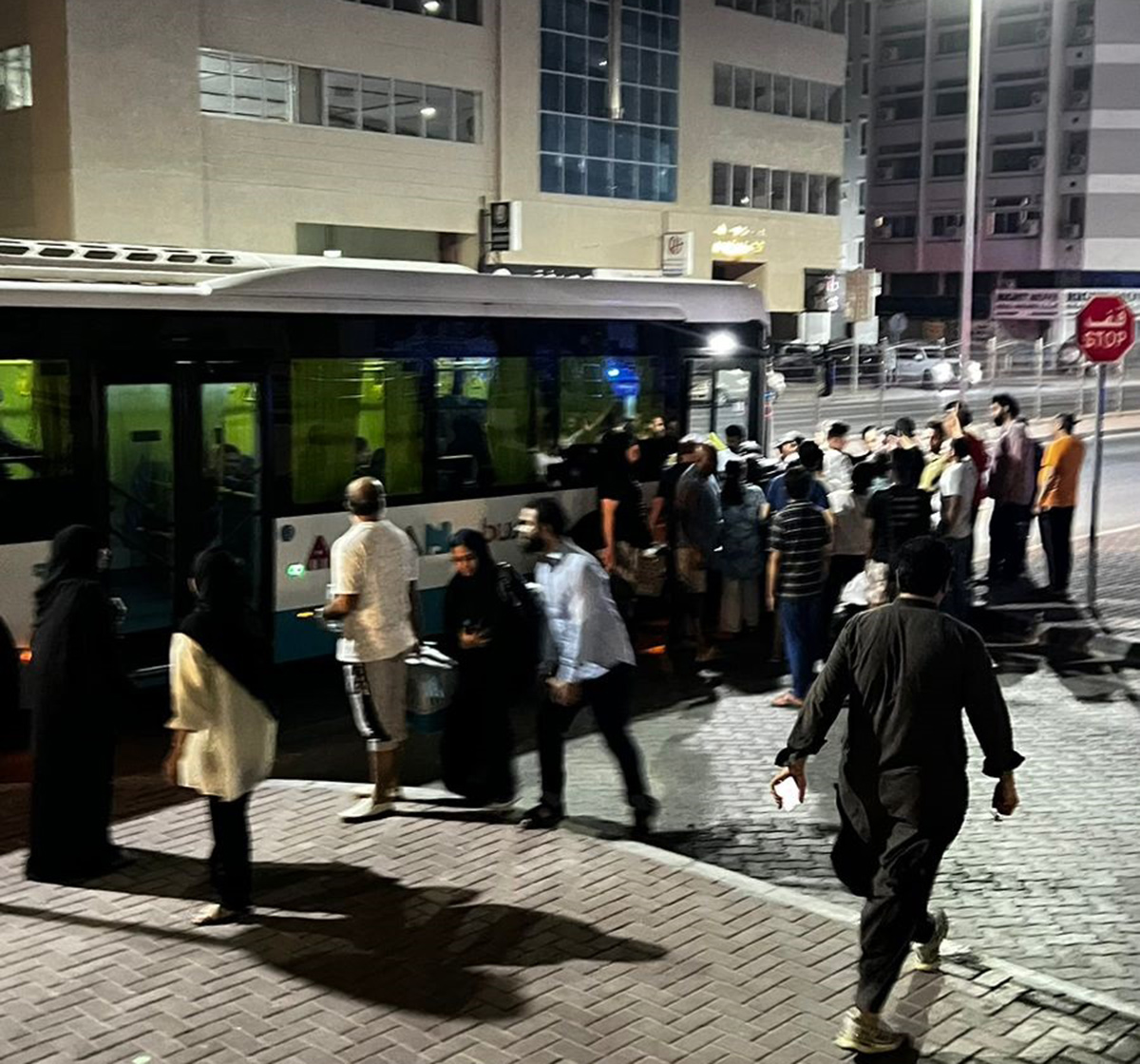 «مواصلات عجمان» تخصص 12 حافلة لنقل 270 شخصاً من المتأثرين بحريق «عجمان ون»