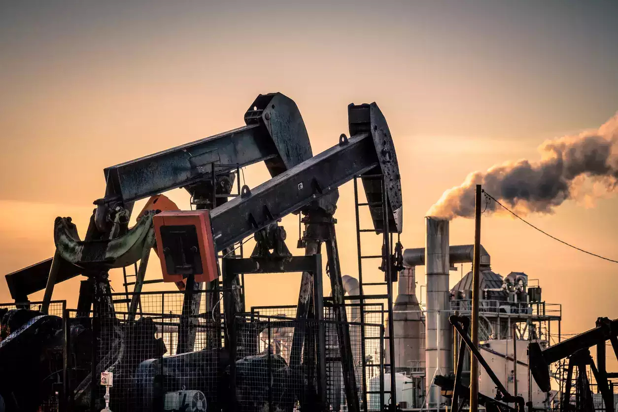 النفط يصعد بدعم تراجع مخزونات الخام والبنزين الأمريكية