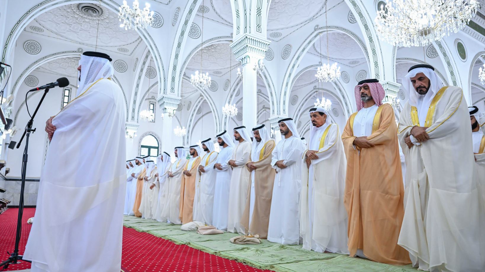 حاكم عجمان وولي عهده يؤديان صلاة عيد الأضحى في جامع الشيخ راشد بن حميد