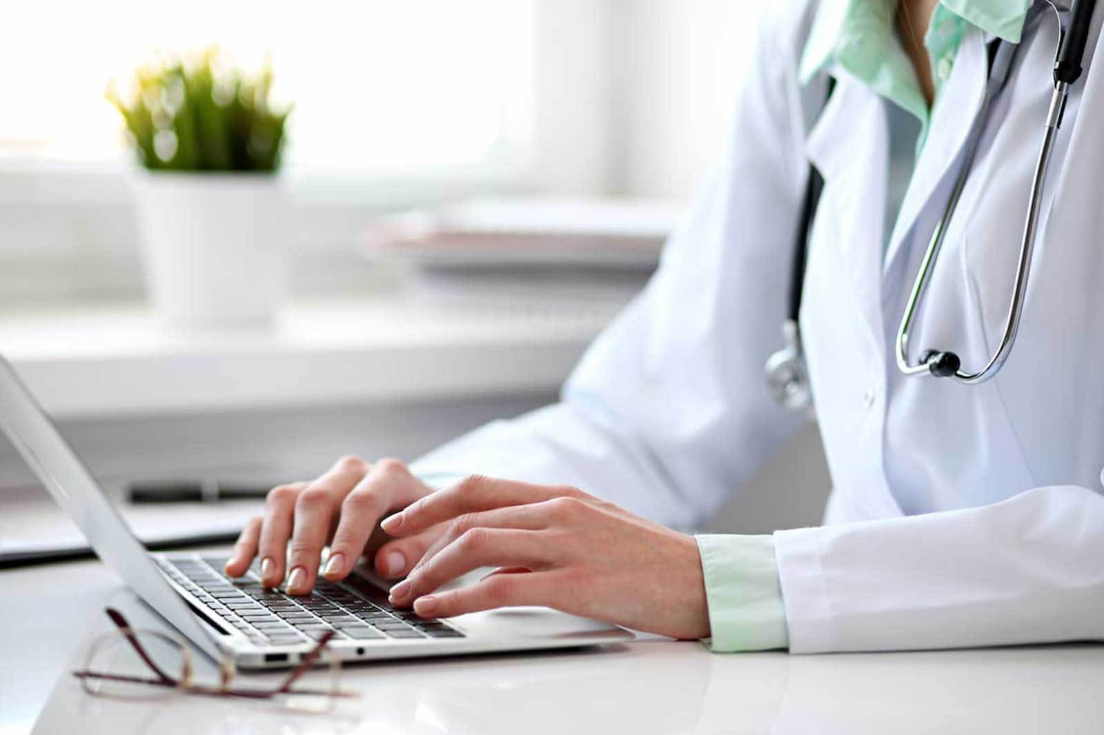 الأطباء أهداف سهلة للمحتالين عبر الإنترنت