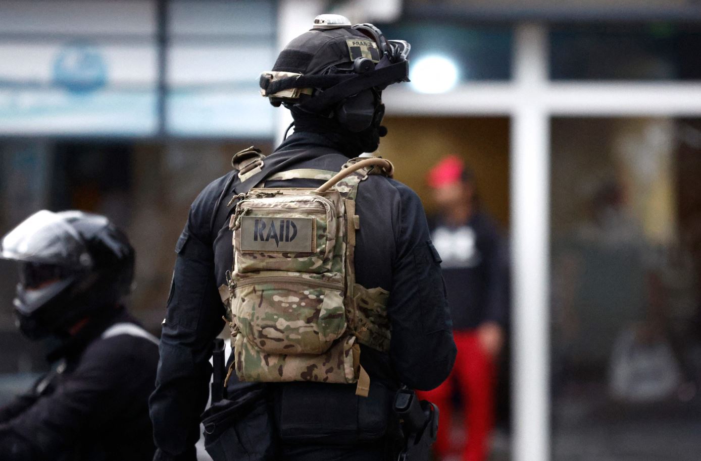 فرنسا تعلن نشر 45 ألف شرطي لمواجهة الاضطرابات