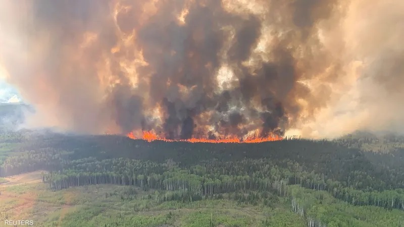 كندا تتوقف عن إطفاء الحرائق بغاباتها