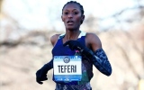 الصورة: الصورة: عداءة أثيوبية تخسر السباق في الأمتار الأخيرة لسبب غريب! (فيديو)