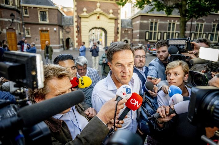 كيفية كبح الهجرة تهدد بسقوط الحكومة الهولندية