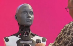 الصورة: الصورة: الروبوتات تطمئن البشر: لن نأخذ وظائفكم ولن نتمرد عليكم!