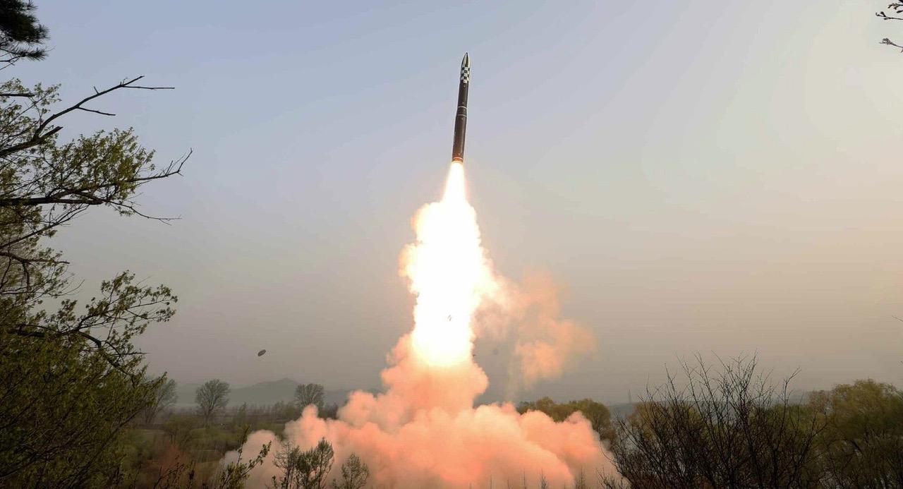كوريا الشمالية تكشف تفاصيل إطلاق الصاروخ الباليستي هواسونغ-18