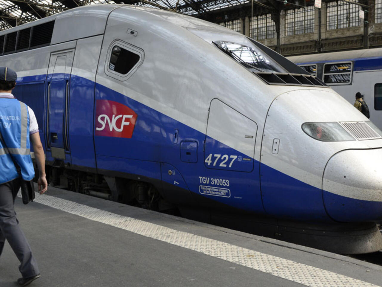 راكب مشاكس يهاجم شرطياً داخل قطار سريع في فرنسا