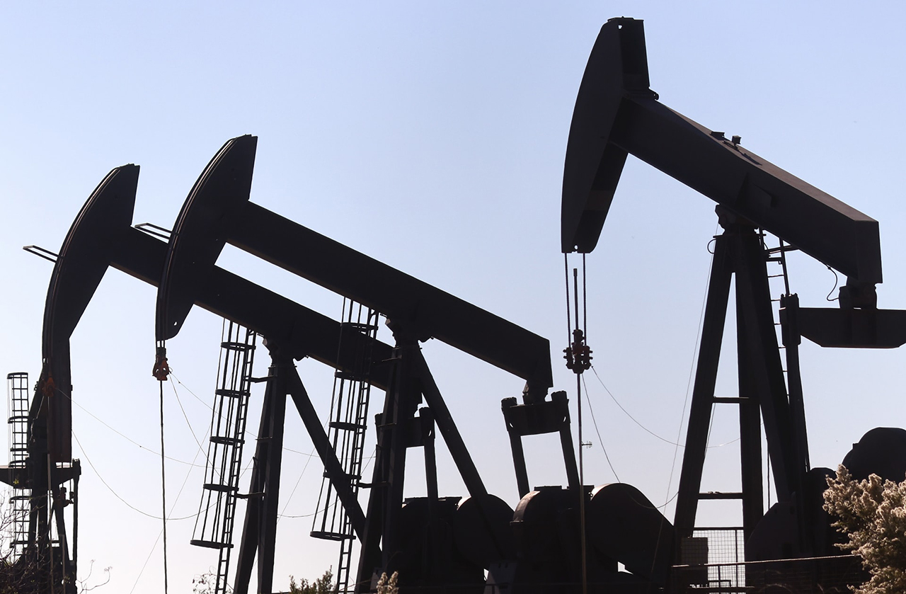 أسعار النفط ترتفع مع شح المعروض وتراجع التضخم بأمريكا