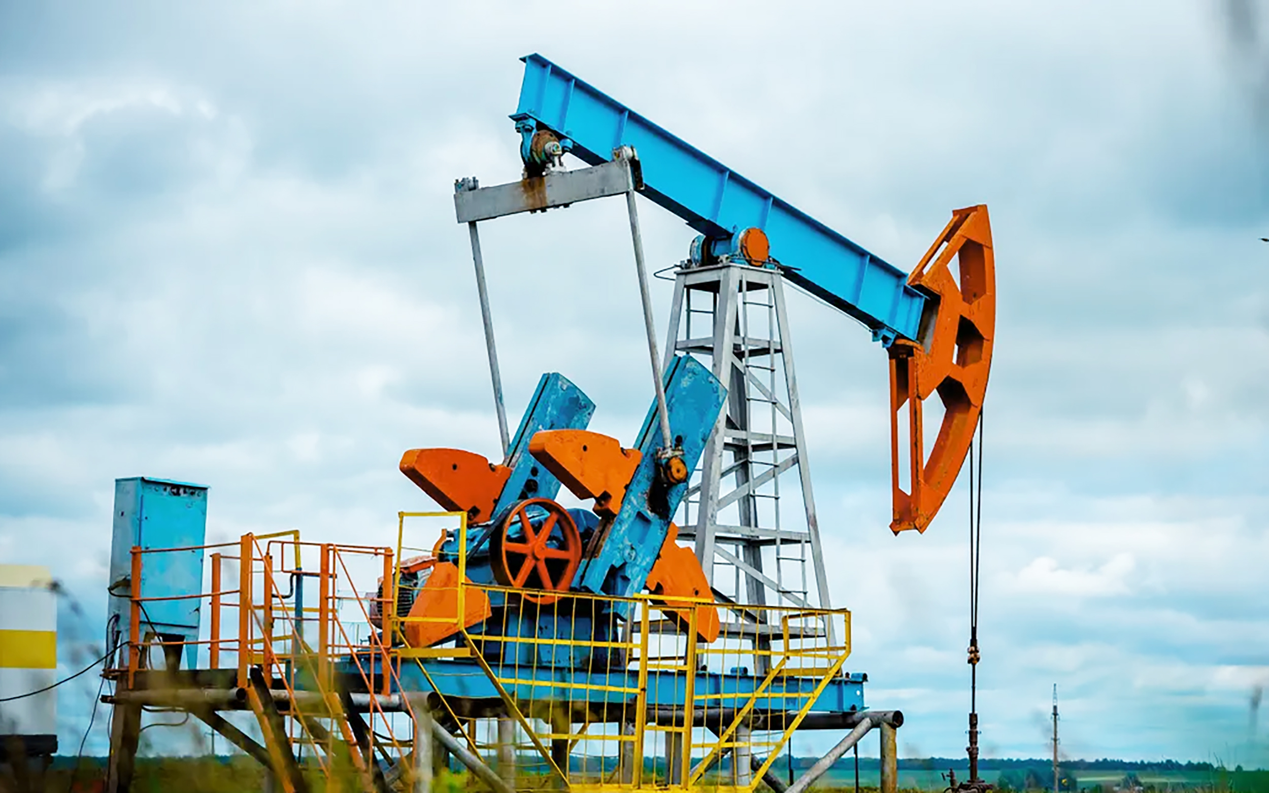 أسعار النفط تتراجع 1.1% متأثرة بالبيانات الصينية