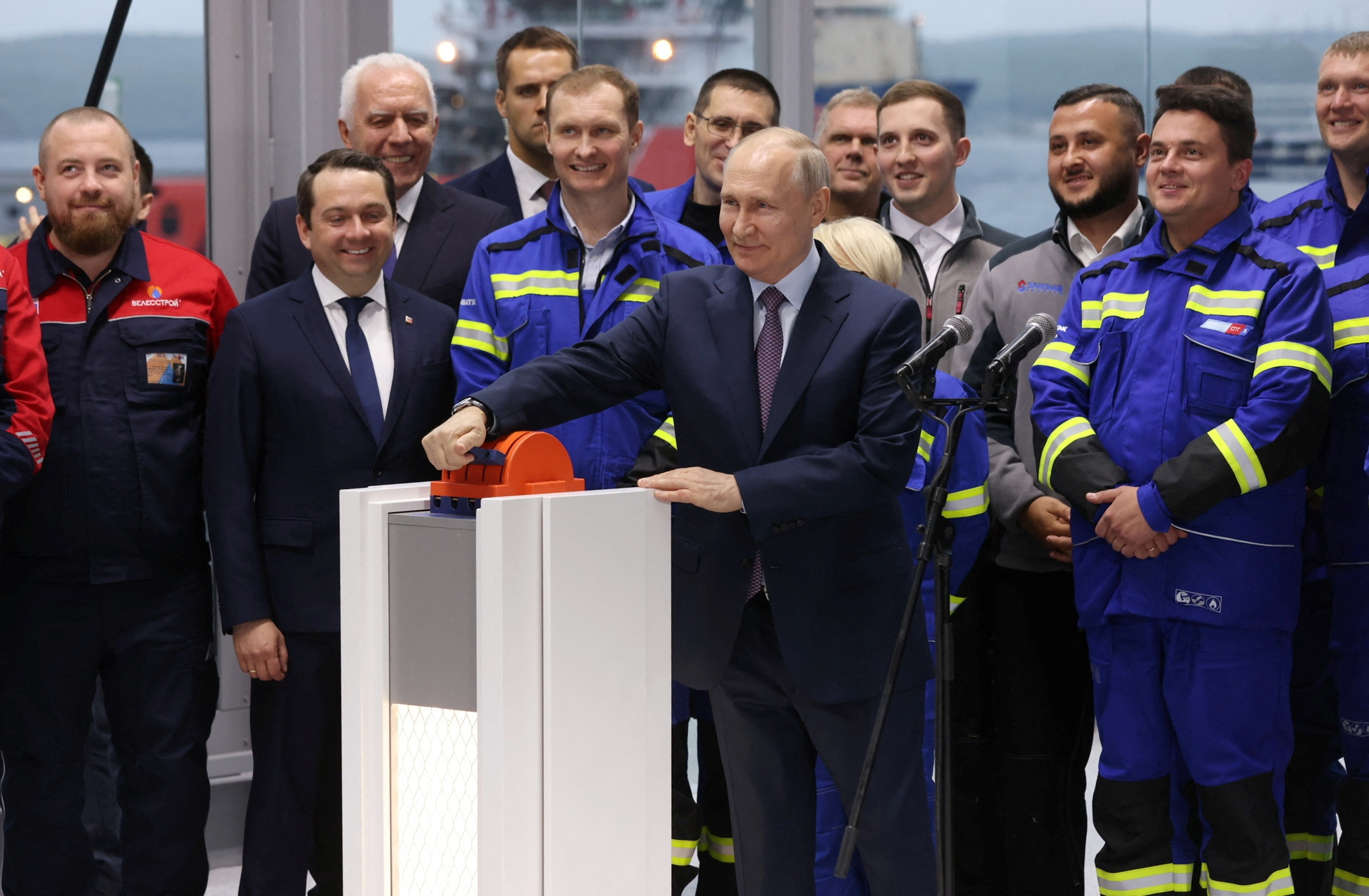 بوتين يطلق أول شحنة من خط إنتاج أركتيك للغاز الطبيعي
