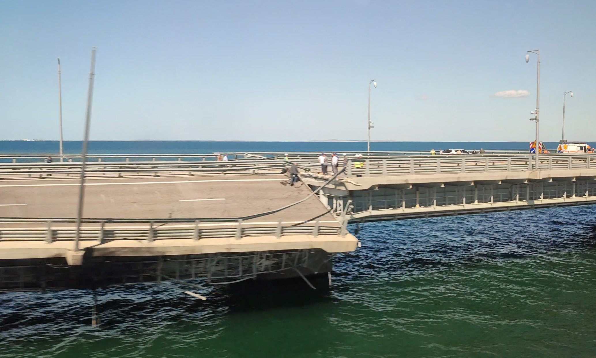 زيلينسكي: جسر القرم هدف عسكري مشروع