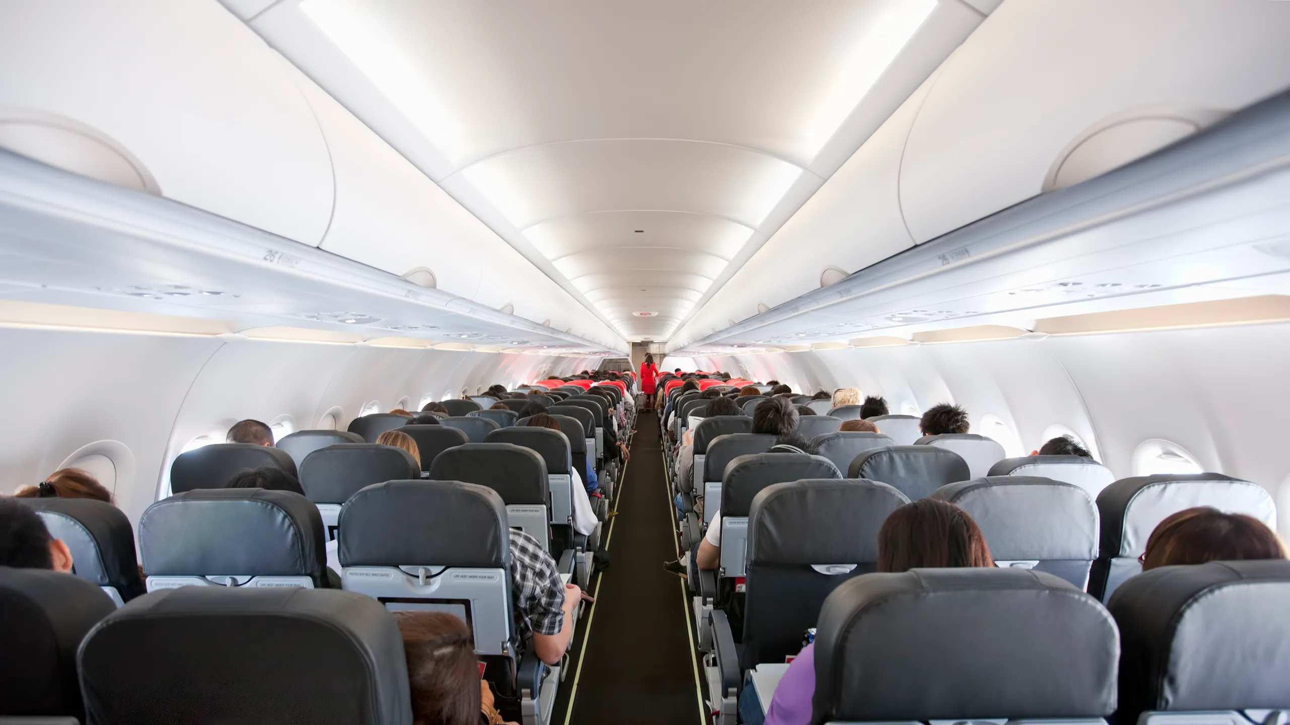 ركاب طائرة يفقدون الوعي بسبب ارتفاع درجات الحرارة