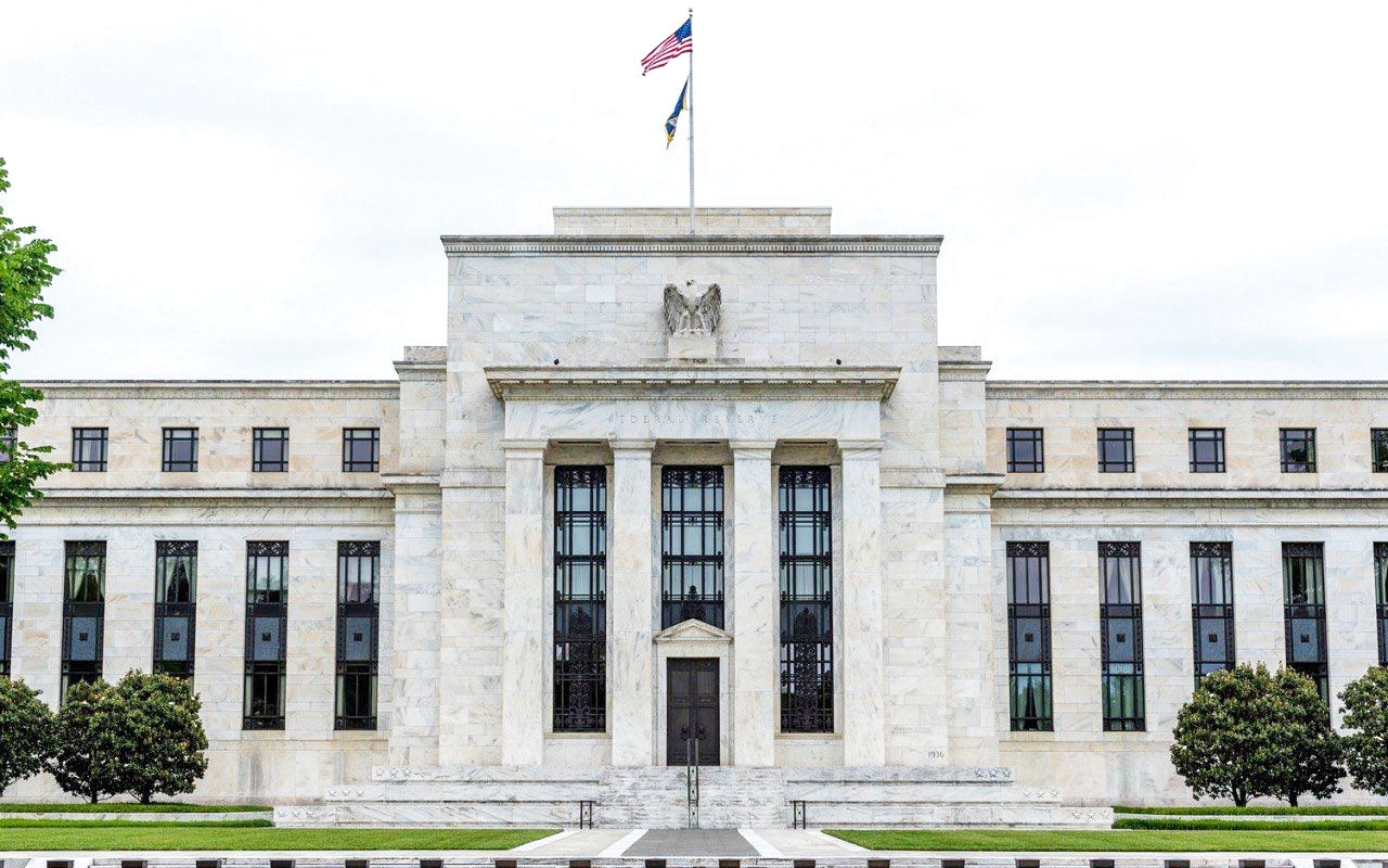 توقعات برفع الفيدرالي الأمريكي معدل الفائدة إلى أعلى مستوى في 22 عاماً