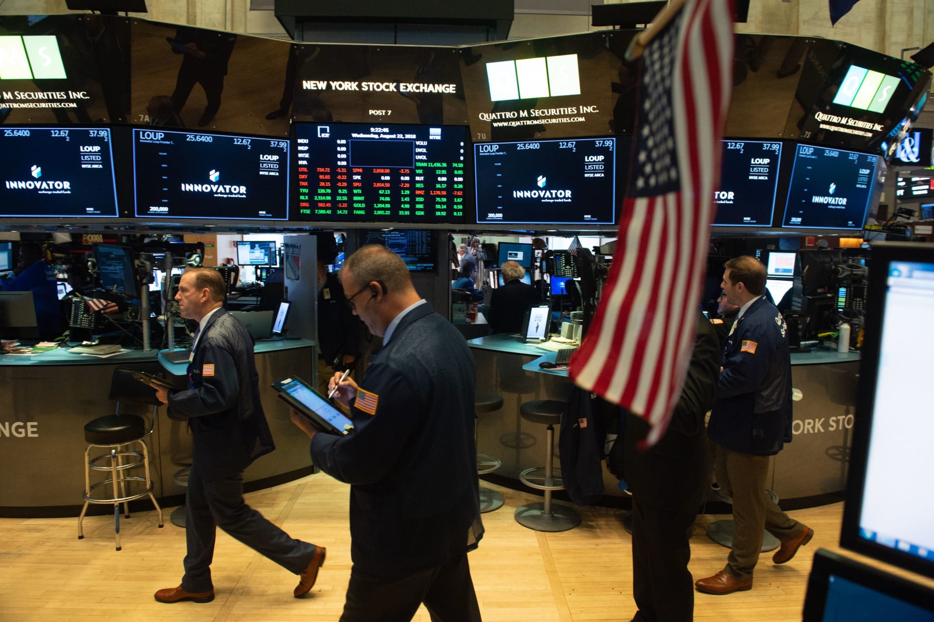 تراجع الأسهم الأمريكية وداو جونز يوقف أطول مسيرة صعود منذ 1987