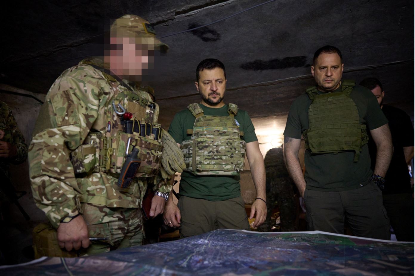 زيلينسكي يتفقد مواقع للقوات الخاصة الأوكرانية قرب باخموت