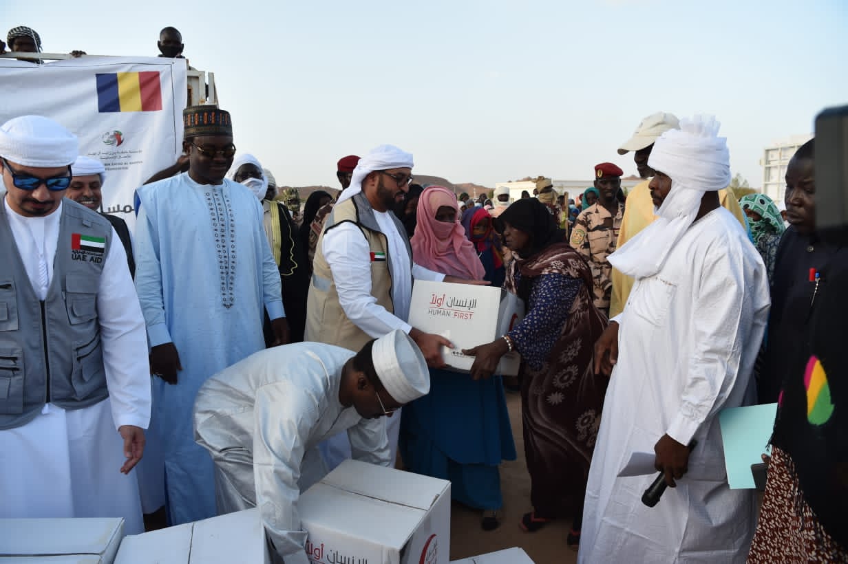 الفريق الإنساني الإماراتي يواصل توزيع الطرود الغذائية في أمدجراس التشادية