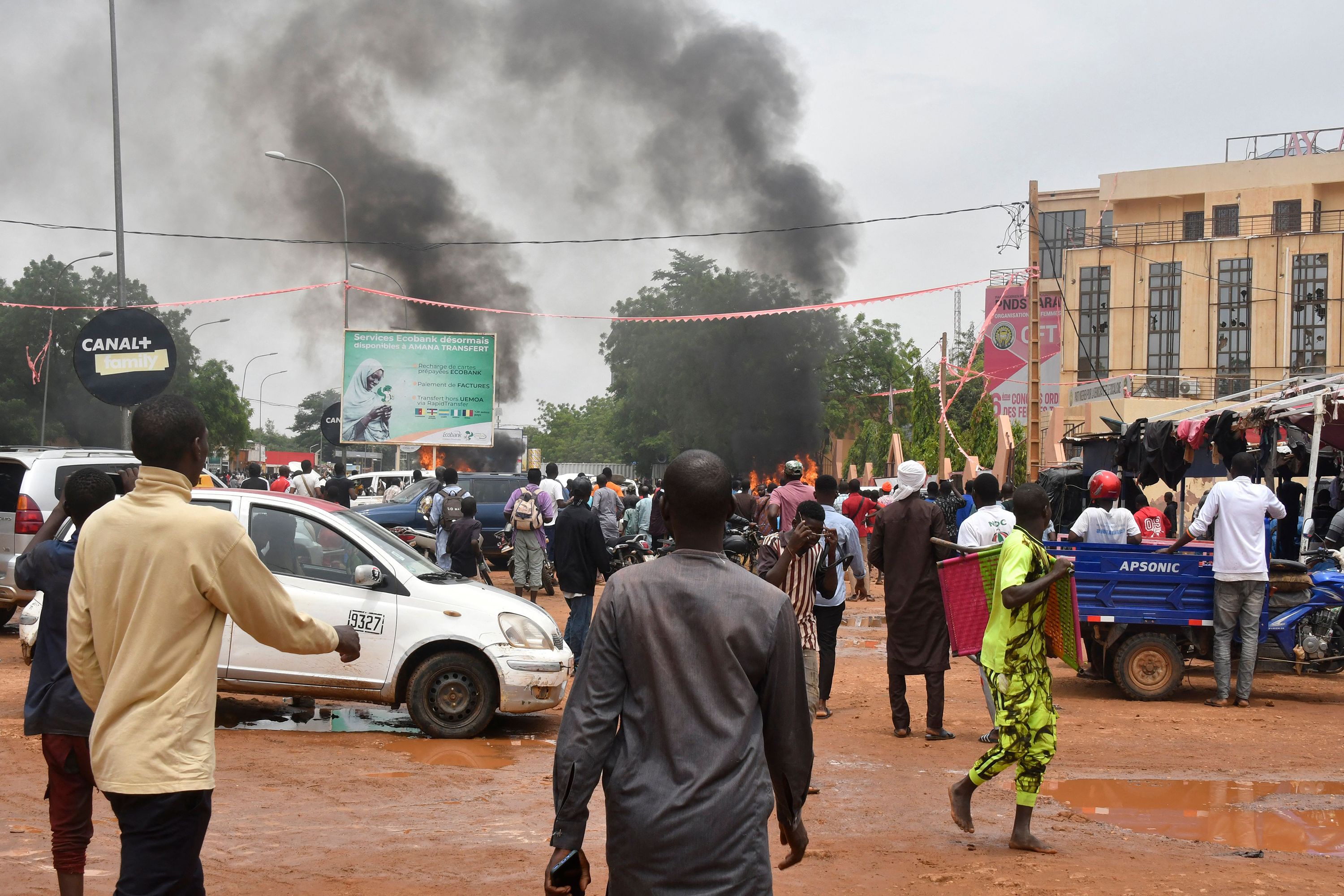 دول غرب إفريقيا تفرض حصاراً اقتصادياً على النيجر وتنذر الانقلابيين