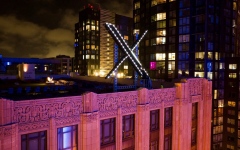 الصورة: الصورة: إزالة شعار إكس العملاق من فوق سطح الشركة بعد شكاوى